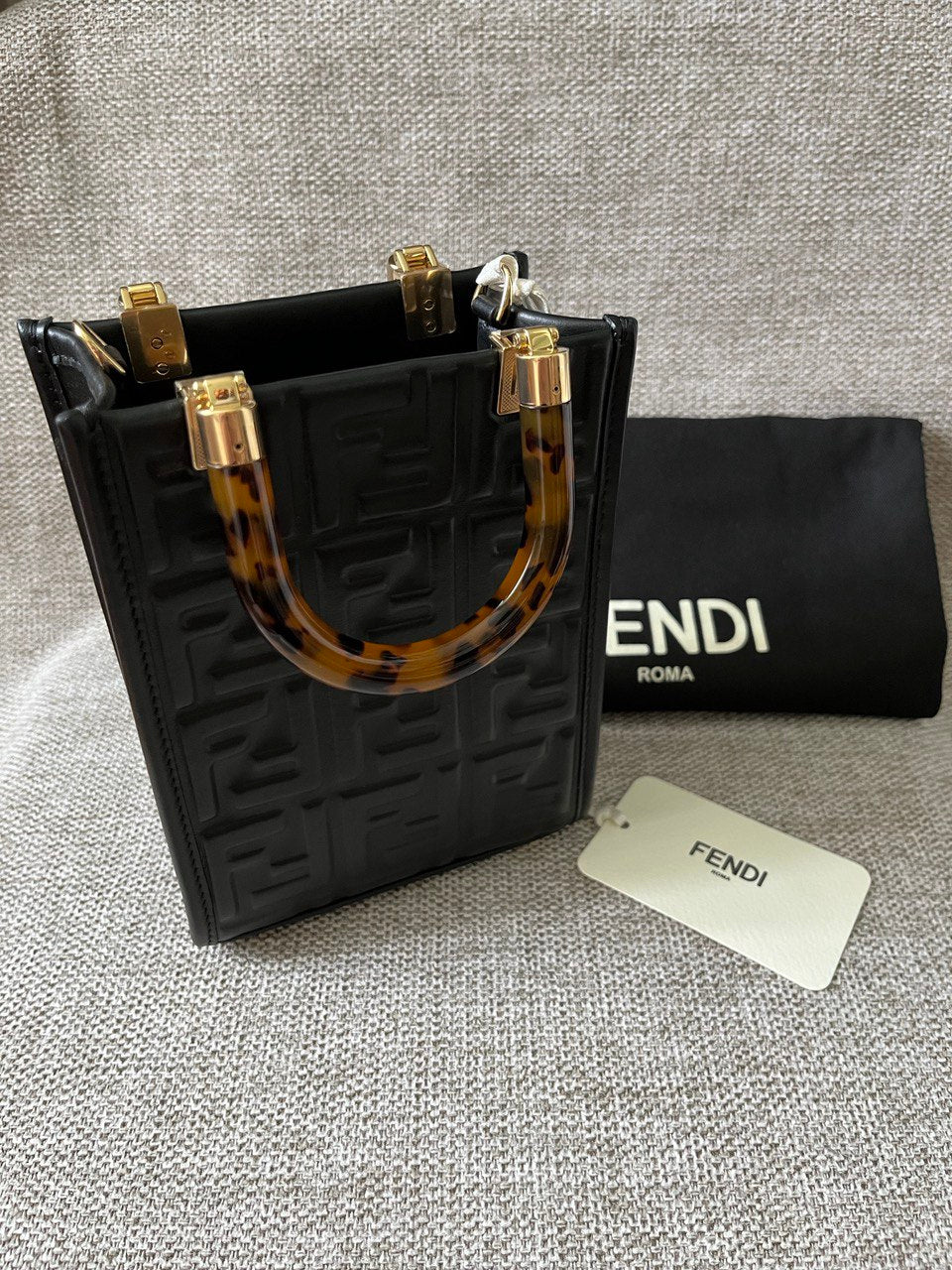 Fendi-Inspired Black Mini Handbag – Embossed Faux Leather, Tortoiseshell Handle, Crossbody Strap (18x13x7 cm)