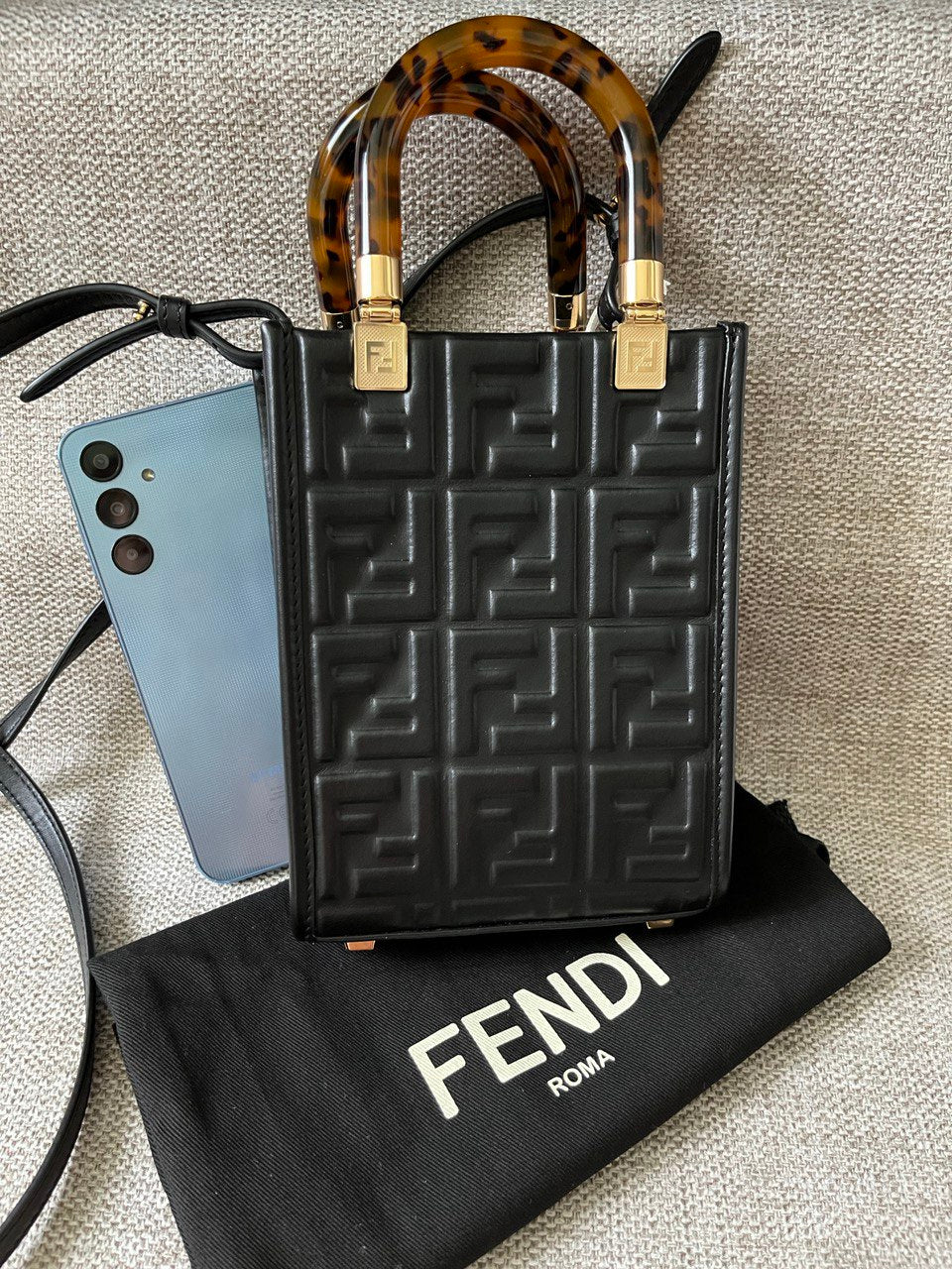 Fendi-Inspired Black Mini Handbag – Embossed Faux Leather, Tortoiseshell Handle, Crossbody Strap (18x13x7 cm)