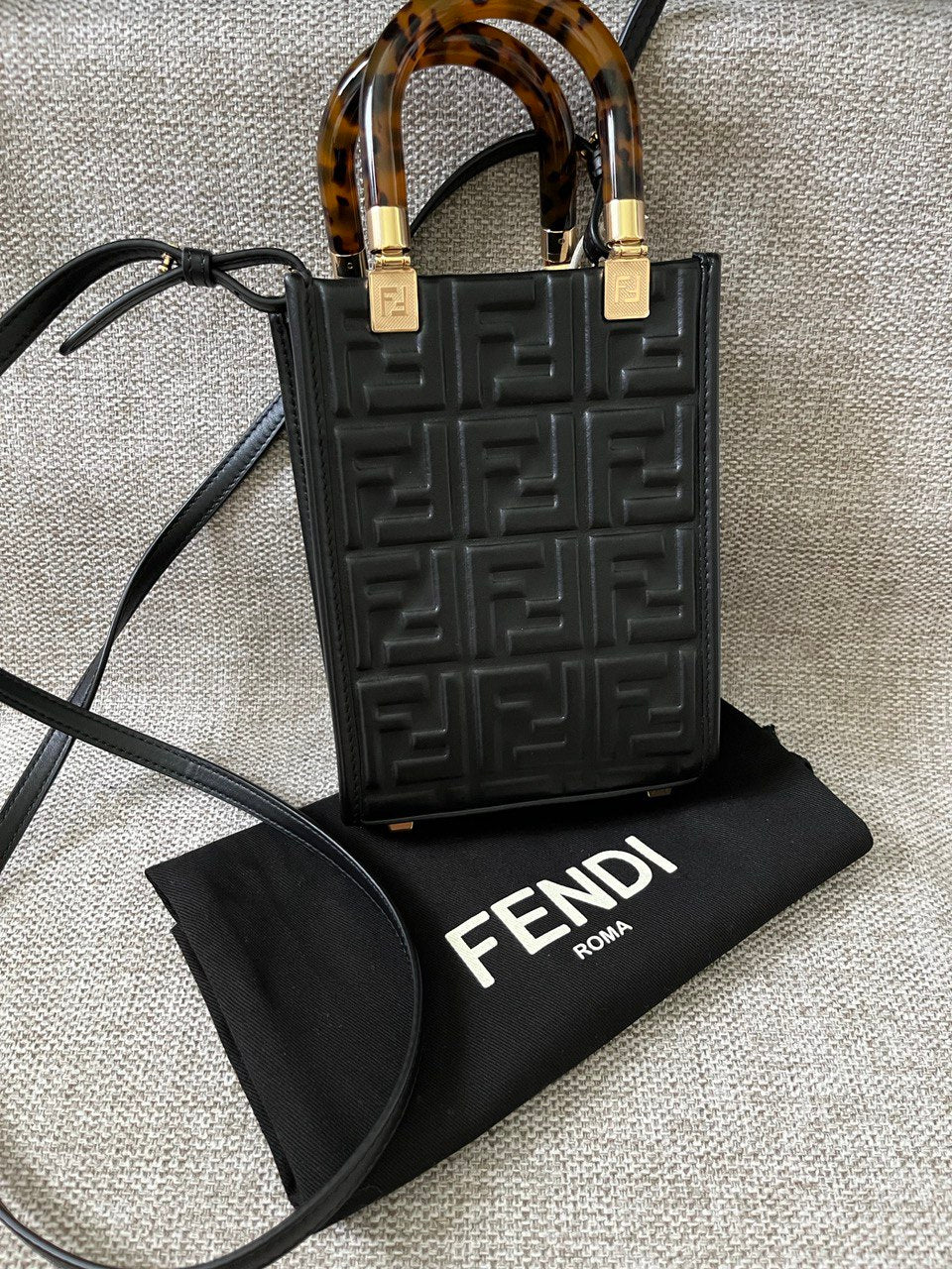 Fendi-Inspired Black Mini Handbag – Embossed Faux Leather, Tortoiseshell Handle, Crossbody Strap (18x13x7 cm)